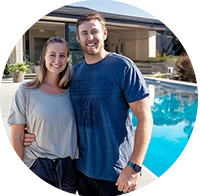 Couple devant une nouvelle piscine