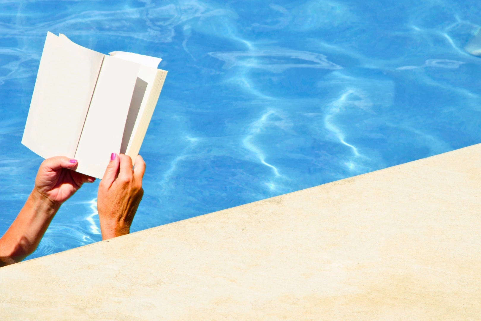 Personne lisant un livre dans la piscine