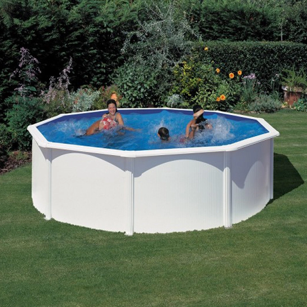 Piscine hors sol avec des enfants qui jouent