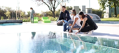 Personnes se relaxant au bord de la piscine