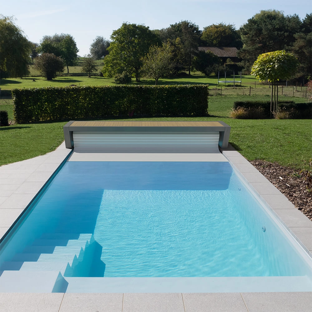 Couverture à lames pour piscine avec banquette
