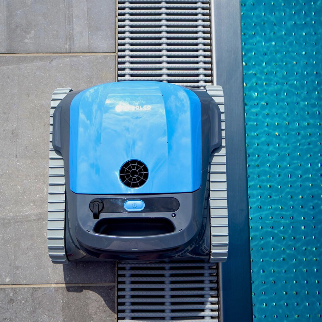 Robot à batterie Apex1 au bord de la piscine