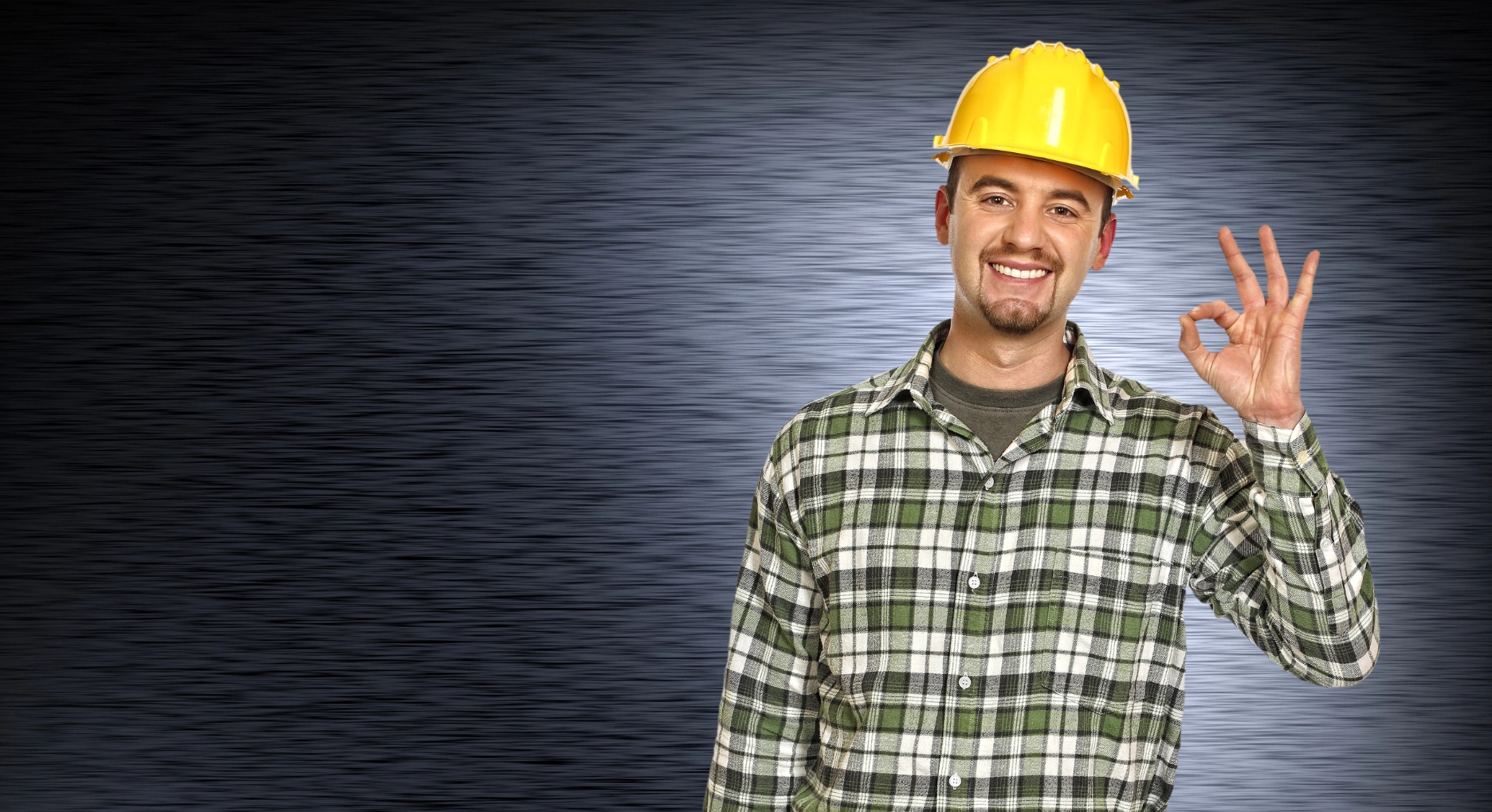 Homme portant un casque de travail