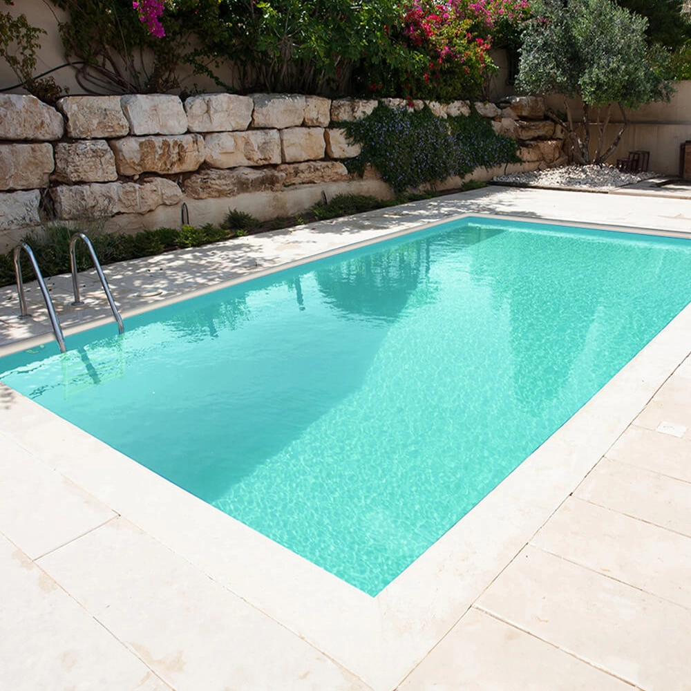 Piscine en polystyrène remplie d'une échelle