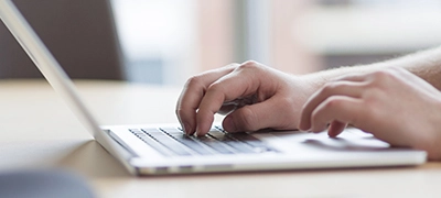 La personne remplit le formulaire de contact d'Apoolco