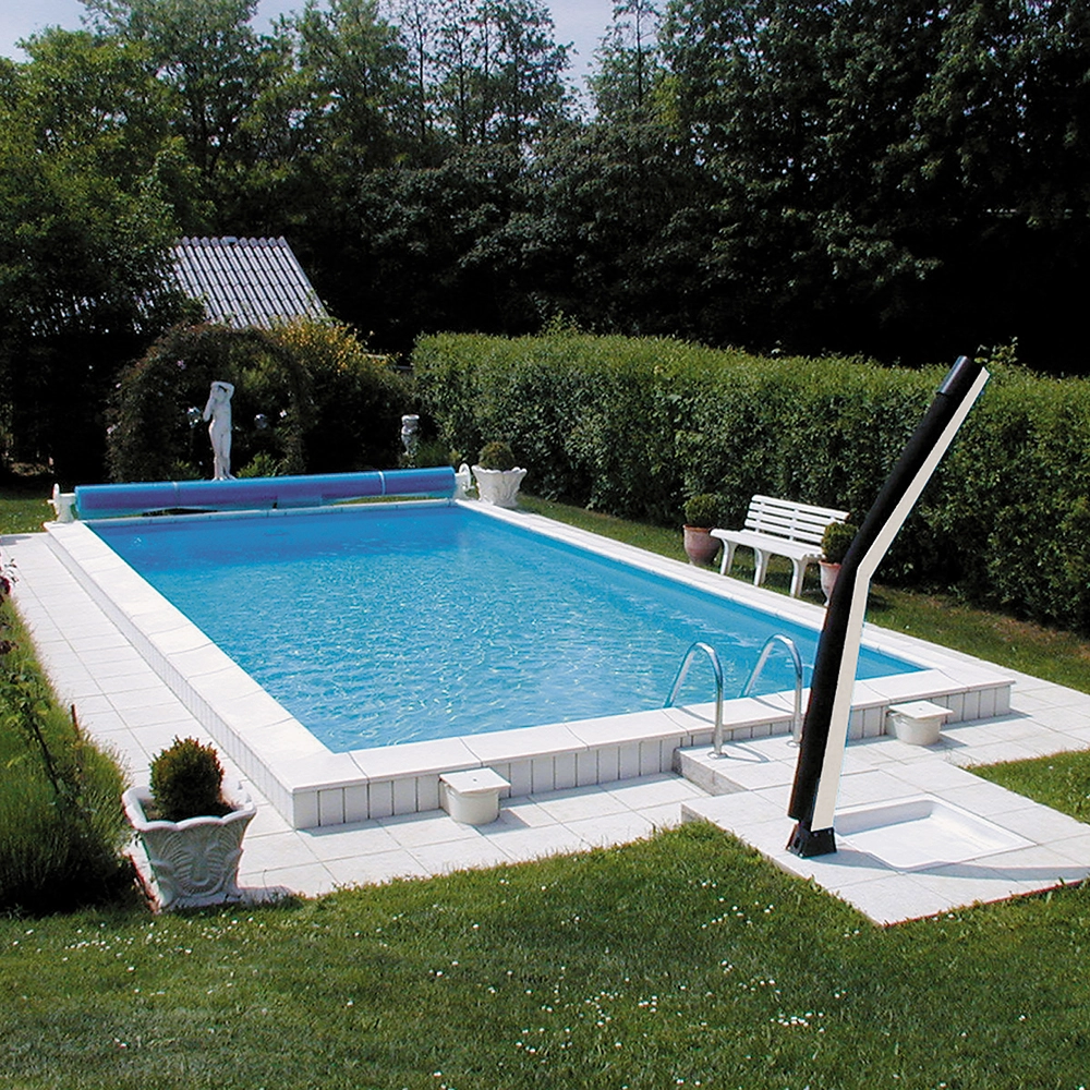 Kit complet de piscine en polystyrène avec échelle dans le jardin