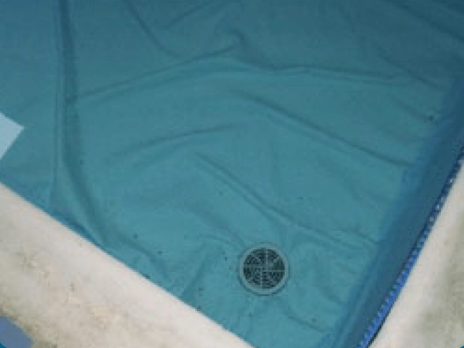 Plis dans le liner de piscine