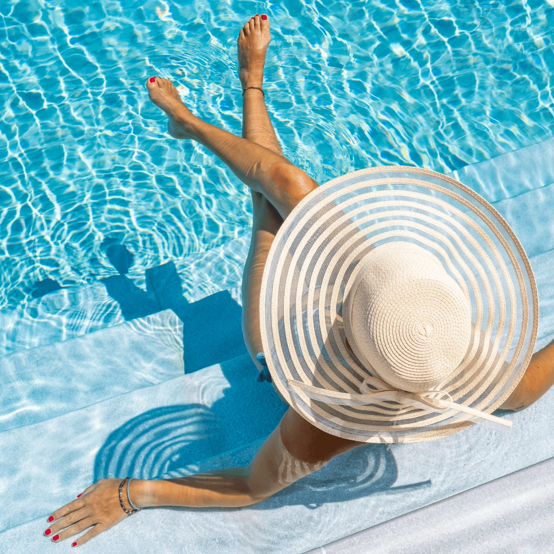 Une femme se détend dans la piscine
