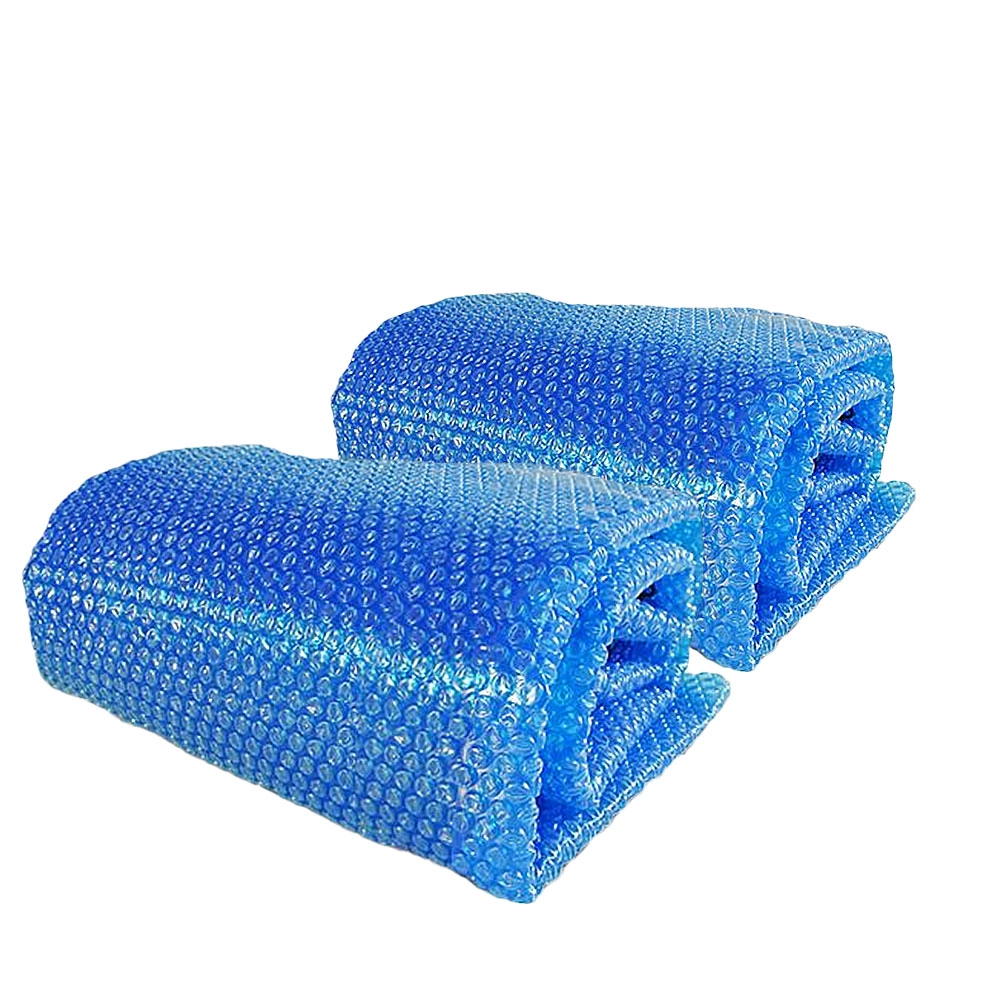 Deux bâches solaires enroulées