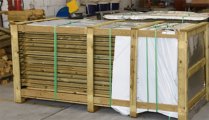 Holzpool wird angeliefert in Box