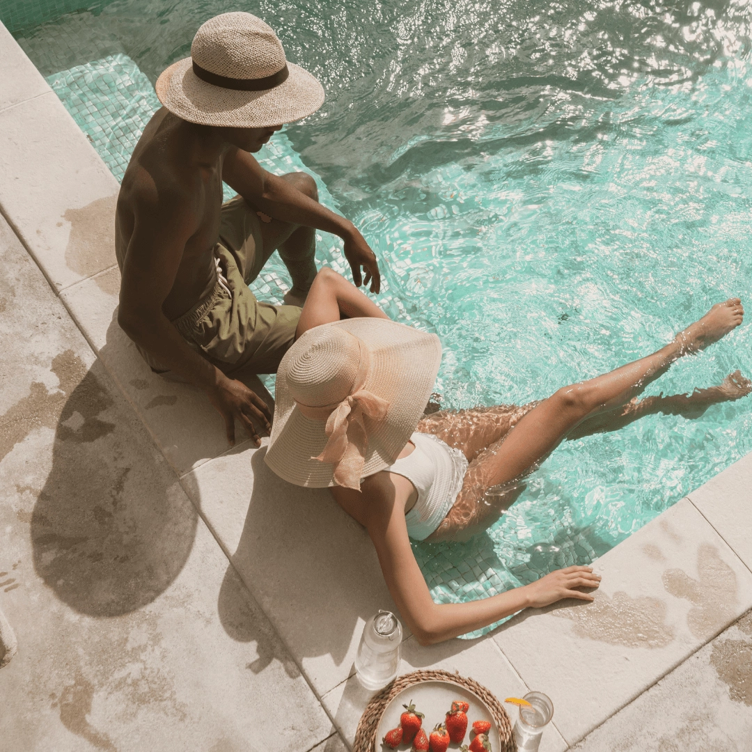 Couple dans la piscine