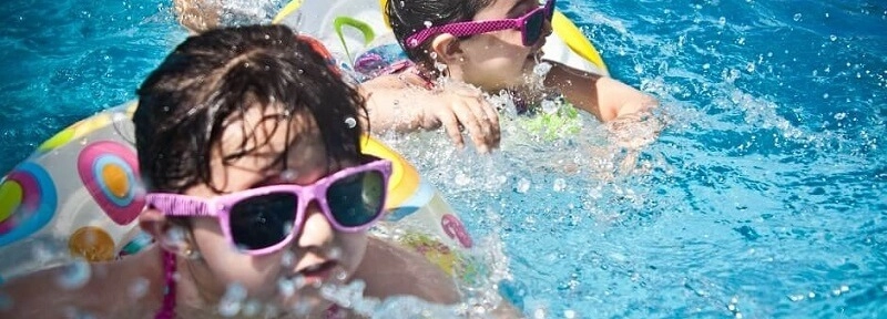 Des enfants se baignent dans la piscine